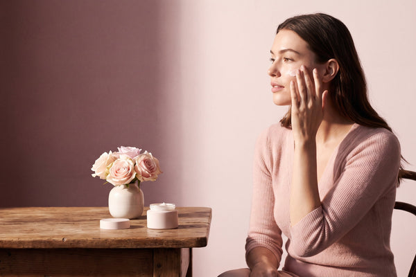 Routine skincare de rentree avec creme a la vitamine C Glowy sur fond rose