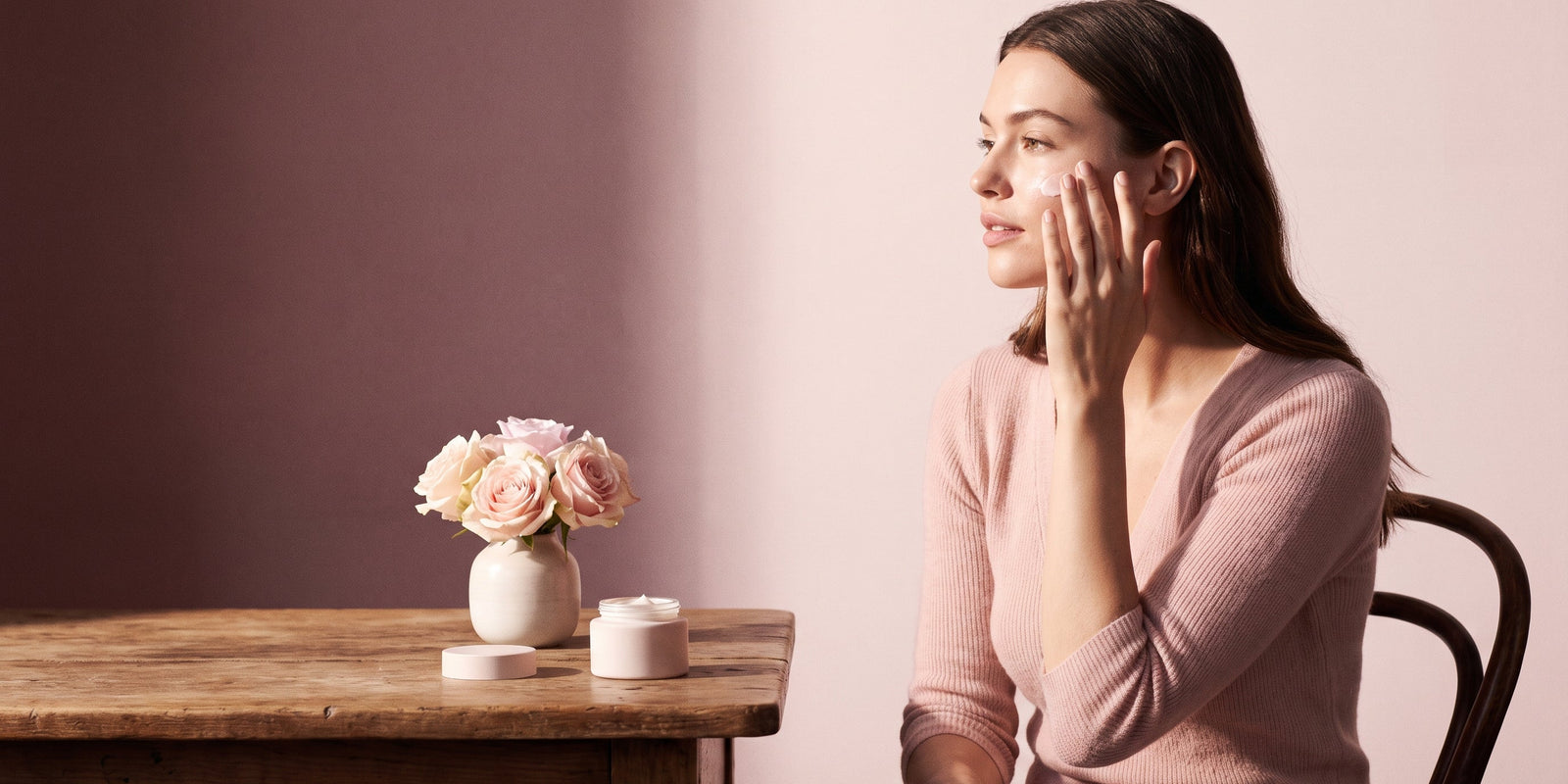 Routine skincare de rentree avec creme a la vitamine C Glowy sur fond rose