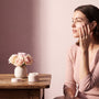 Routine skincare de rentree avec creme a la vitamine C Glowy sur fond rose