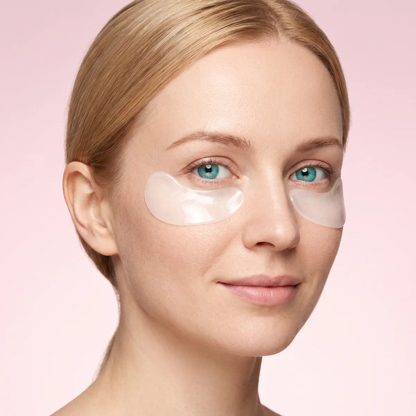 Femme blonde portant des patchs hydrogel sous les yeux, patchs yeux Glowy
