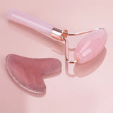 Rouleau visage et gua sha rose en résine sur fond rose