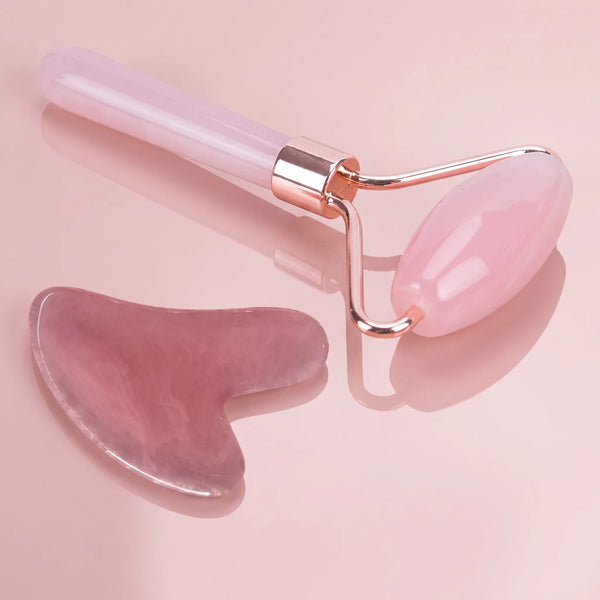 Rouleau visage et gua sha rose en résine sur fond rose
