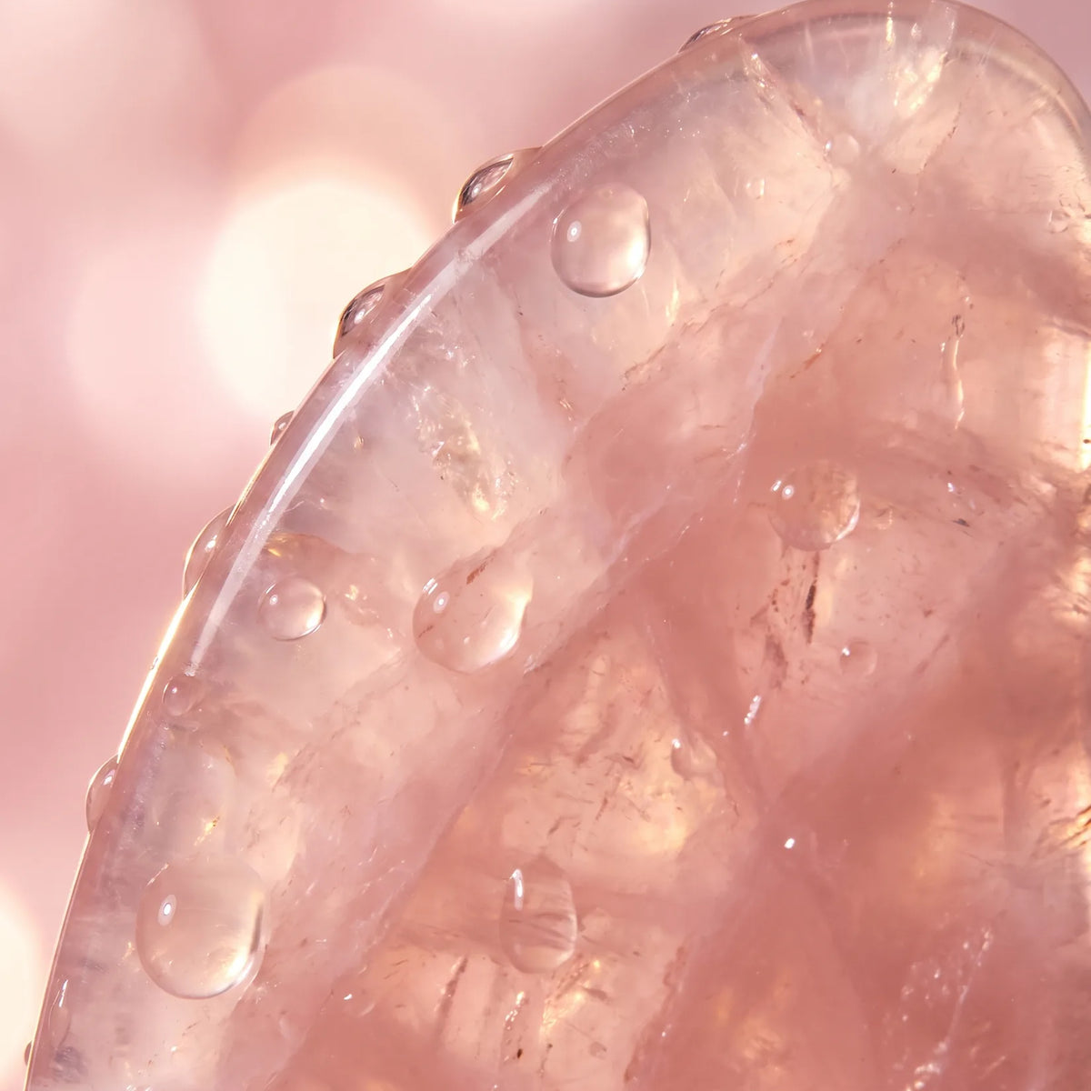 Gros plan sur la texture translucide du gua sha rose en résine