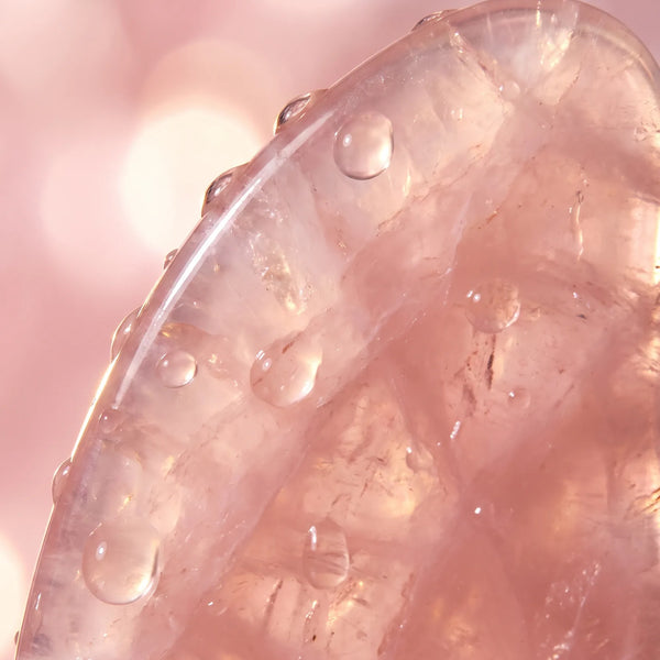 Gros plan sur la texture translucide du gua sha rose en résine