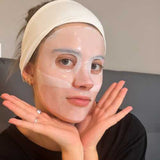 jeune femme portant le masque au collagène glowy