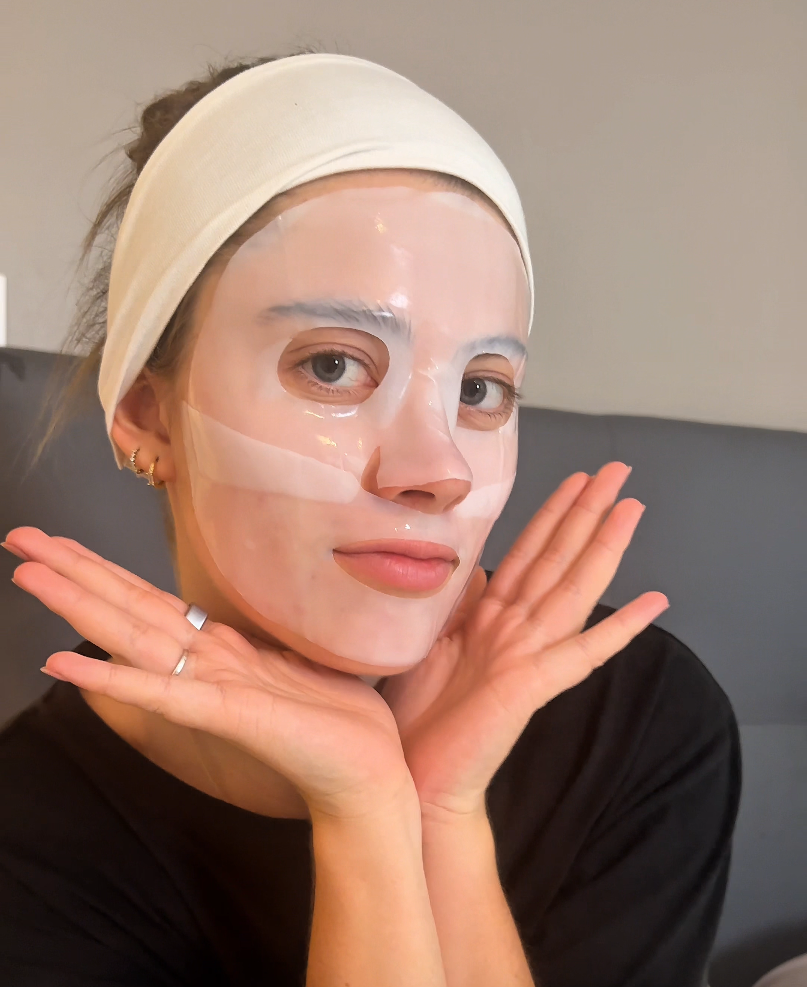 jeune femme portant le masque au collagène glowy