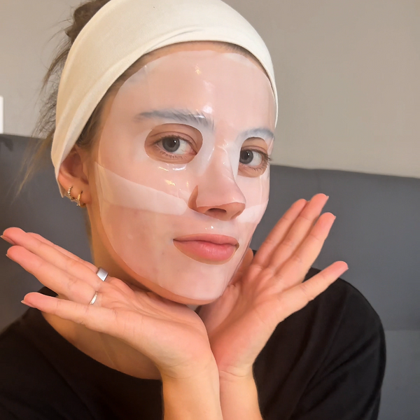 jeune femme portant le masque au collagène glowy