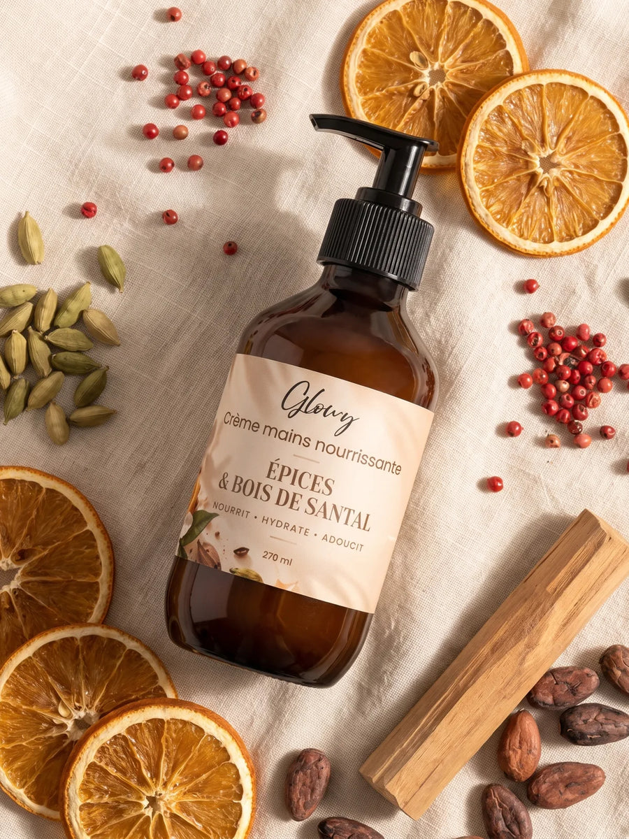 Crème mains Glowy épices et bois de santal sur un linge, avec oranges séchées, cardamome et fèves de cacao