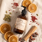 Crème mains Glowy épices et bois de santal sur un linge, avec oranges séchées, cardamome et fèves de cacao
