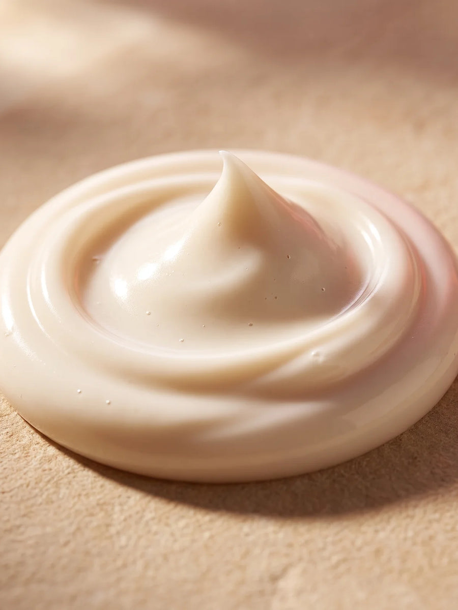 Texture veloutée de la crème pour les mains Glowy en gros plan