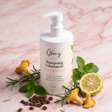 Shampoing à la kératine Glowy entouré de ses ingrédients : romarin, menthe poivrée, café, girolles et bergamote