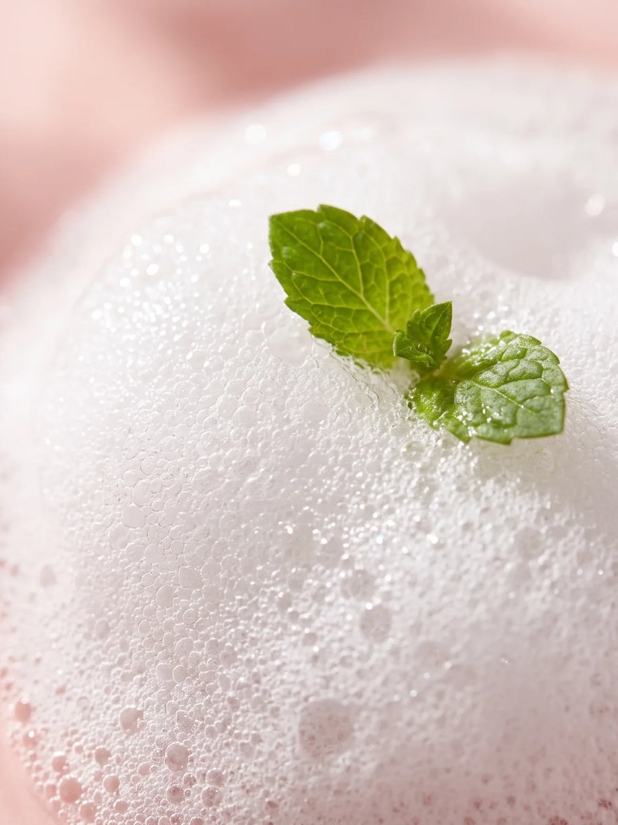Mousse légère du shampoing volumateur à la kératine avec une feuille de menthe