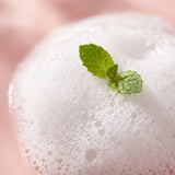 Mousse légère du shampoing volumateur à la kératine avec une feuille de menthe