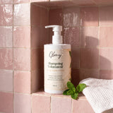 Shampoing volumateur à la kératine Glowy dans une niche de douche en zellige rose