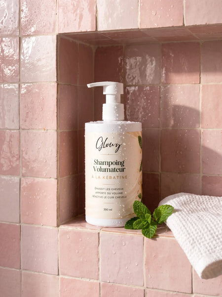 Shampoing volumateur à la kératine Glowy dans une niche de douche en zellige rose