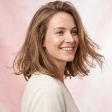 Femme souriante aux cheveux fins avec du volume aux racines